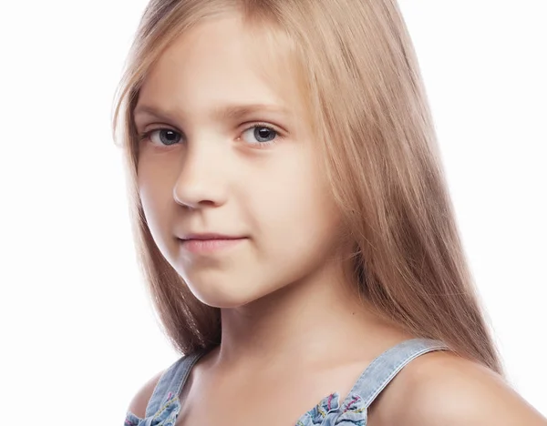 Портрет щасливої маленької дівчинки на білому тлі — стокове фото