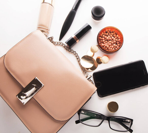 Набор женских аксессуаров. Плоский лежал. Стильная сумочка. Кисти для макияжа. Женские аксессуары. Модный дизайн. Закрыть
.