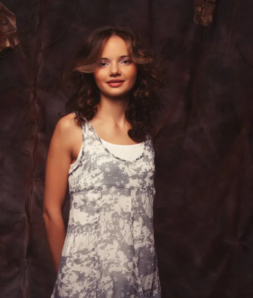 Retrato de menina bonita romântica com penteado, lábios vermelhos, arte dress.Princess na casa de mistério. Conceito criativo Era uma vez uma fantasia . — Fotografia de Stock