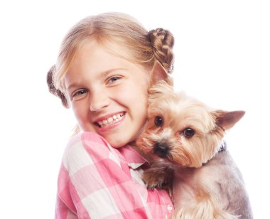 Mutlu kız onu güzel yorkshire terrier köpek tutarak. Beyaz izole