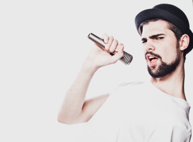  Yakışıklı bir adam mikrofon şarkı görüntüsünü.