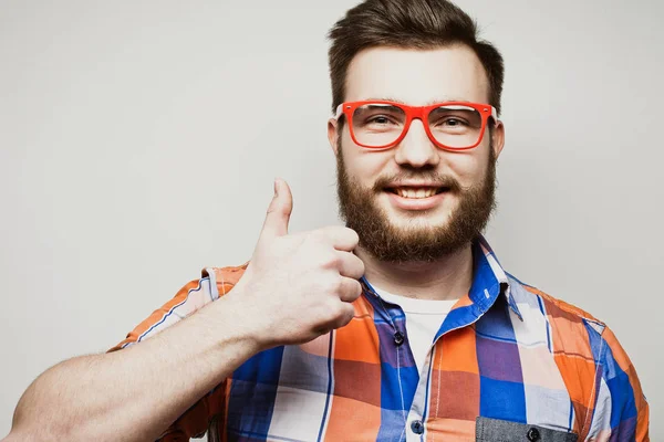 Портрет веселого молодого бородатого мужчины, показывающего нормальный жест на белом фоне — стоковое фото