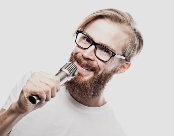 Boy Rocking Out. Imagem de um belo homem barbudo a cantar ao microfone. Retrato emocional de um cara atraente com barba em um fundo branco — Fotografia de Stock