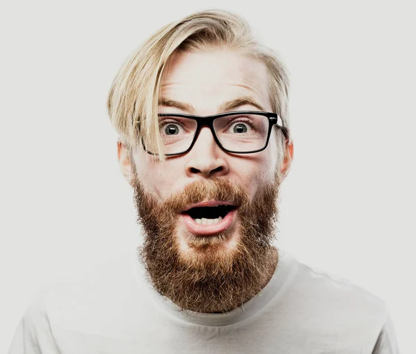 ひげを生やした流行に敏感な若い男が眼鏡をかけて白い背景で隔離 — ストック写真