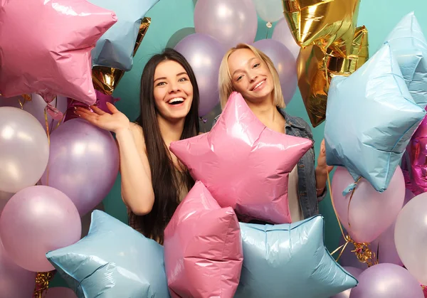 Lifestyle- und People-Konzept: zwei Freundinnen mit bunten Luftballons - jung und glücklich. — Stockfoto