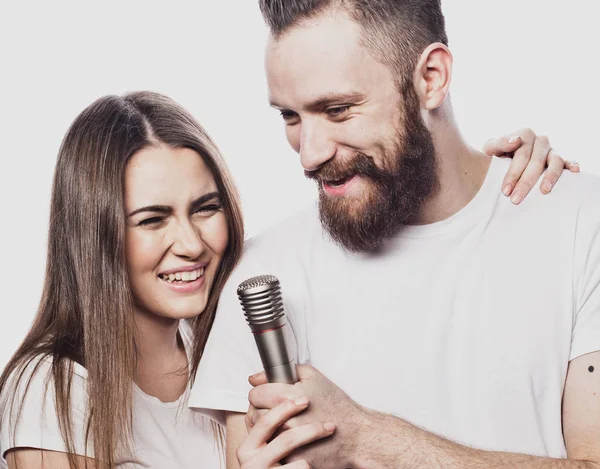 Mode de vie et concept de personnes : Jeune couple avec microphone — Photo