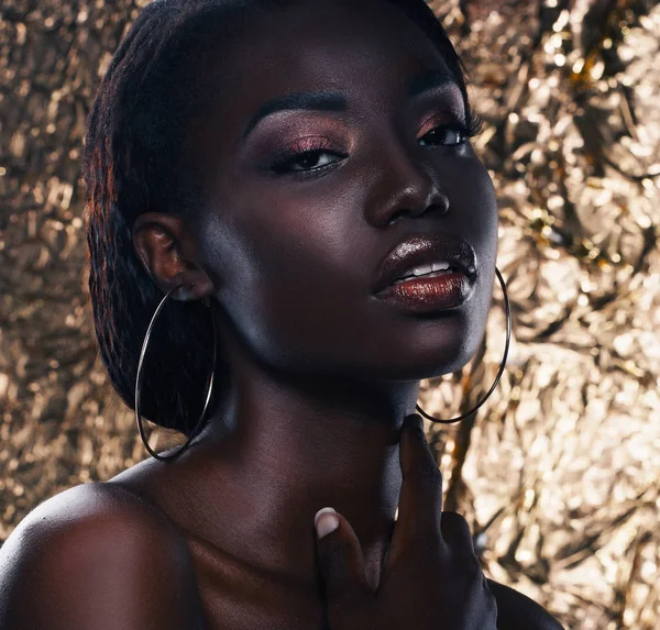 Retrato do modelo Jovem Africano com uma bela maquiagem em estúdio — Fotografia de Stock