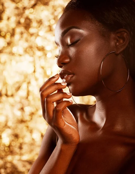 Retrato do modelo Jovem Africano com uma bela maquiagem em estúdio — Fotografia de Stock