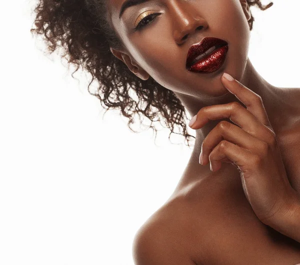 Πορτρέτο του Νεαρή Αφρικανή μοντέλο με ένα όμορφο μακιγιάζ στο studio — Φωτογραφία Αρχείου