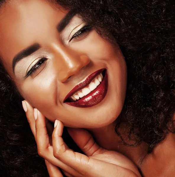 Primer plano retrato de hermosa joven negra riendo — Foto de Stock