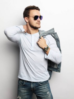 yaşam tarzı ve insanlar kavramı: yakışıklı adam, moda model