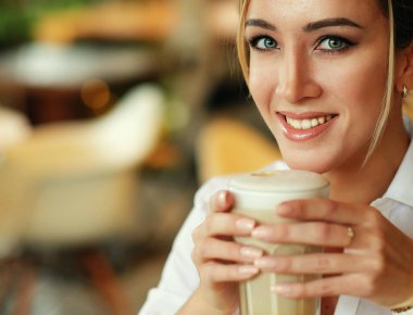 Yaşam tarzı ve insan konsepti: Bir fincan kahveli güzel kız