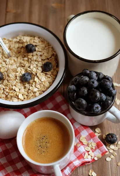 Здоровое питание, питание и диета - вкусная овсянка с ягодами и кружка молока и чашка кофе. . — стоковое фото