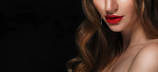 Güzel bir kadın yüzü kırmızı dudaklar ile yakın çekim shot — Stok fotoğraf