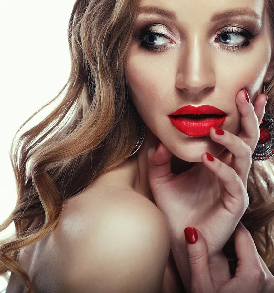 Donna con labbra bocca labbro rosso e bionda capelli ricci ritratto. — Foto Stock