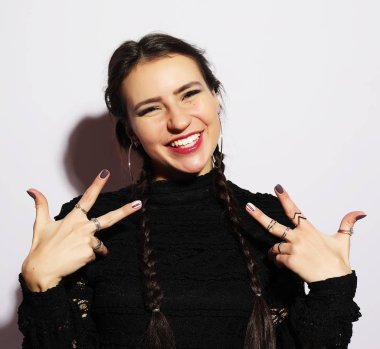 Modaya uygun bir göz olması. Kameraya gülümseyen örgüler ile güzel genç kadın portresi