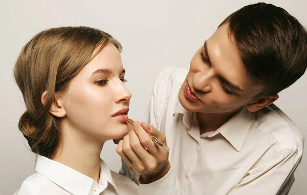 Make-up-Artist macht Make-up schöne Mädchen, Schönheitskonzept — Stockfoto