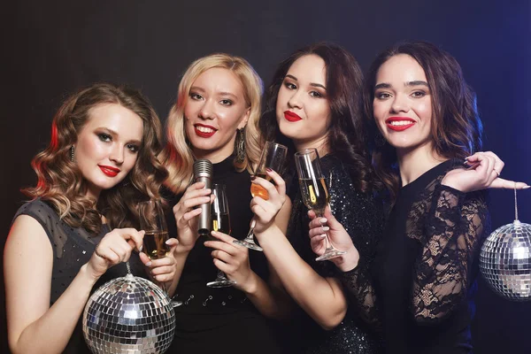 Cztery piękne stylowe dziewczyny śpiewając karaoke w klubie — Zdjęcie stockowe