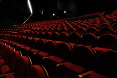 sandalyelere tiyatro, sinema