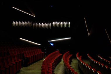 sandalyelere tiyatro, sinema