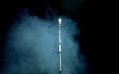 Koyu arkaplanda bir duman içinde mikrofon
