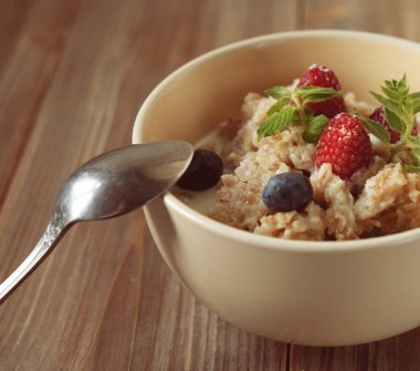 Taze meyve ve fındık ile yulaf ezmesi yakın çekim