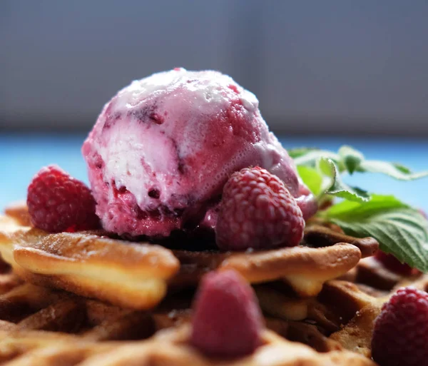 Placa de gofres belgas con helado y bayas frescas sobre fondo de madera azul — Foto de Stock