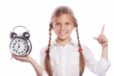 Küçük kız beyaz arka plan üzerinde izole onun işaret parmağı ile işaret ederken saat tutuyor