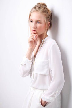 Beyaz giysili genç kız güzel şirin moda
