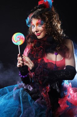 Yaratıcı makyajlı kız lolipop tutuyor. Bebek stili. 