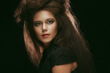 Güzellik ve insanlar kavramı: parlak makyaj ile genç kadın