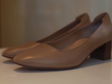 Bayan Ayakkabı Dükkanı penceresinde