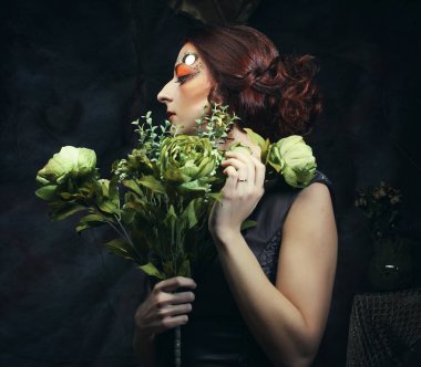 Kuru çiçek tutan kadar parlak yaratıcı olun ile portre Dişileştirilmiş kadın kadar yakın