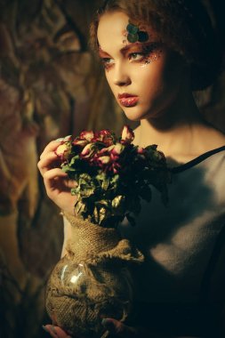 saç modeli, kırmızı dudaklar, sanat elbise ile romantik güzel kız. Prenses mistery evde. Yaratıcı kavramında bir zamanlar fantezi.