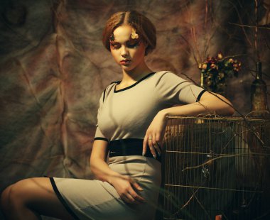 Genç Moda modeli ile bir taburede oturan kadar yaratıcı olun