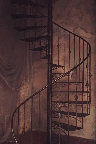 Fém spirál lépcső ellen a régi fal háttér — Stock Fotó