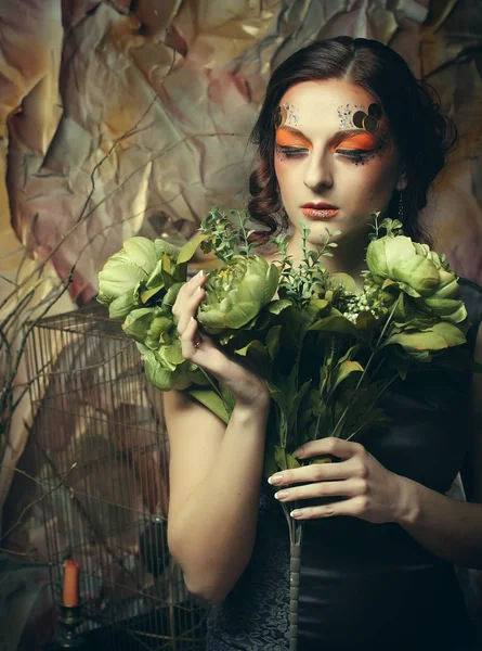 Primer plano retrato pelirrojo mujer con brillante creativo maquillaje celebración de flores secas — Foto de Stock