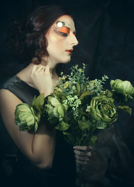 Close up retrato mulher ruiva com brilhante criativo compõem segurando flores secas — Fotografia de Stock