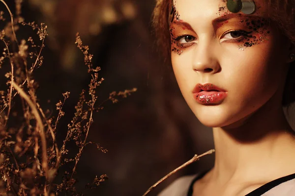 Concepto de belleza y arte: Mujer joven con maquillaje brillante — Foto de Stock