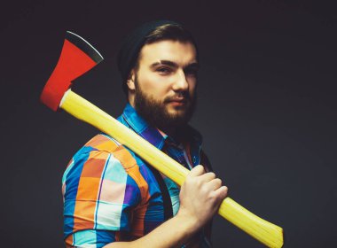 Acımasız sakallı erkek omzuna bir balta tutar.