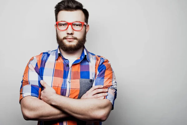 Concepto de estilo de vida y personas: hombre barbudo con los brazos cruzados —  Fotos de Stock