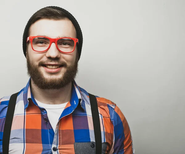 Concepto de estilo de vida y personas: Primer plano del hombre sonriente que usa anteojos —  Fotos de Stock