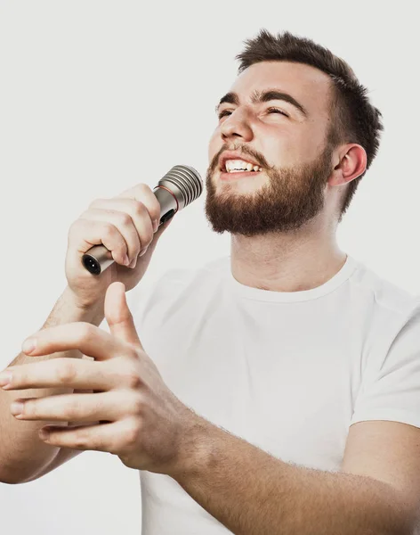 Style de vie et concept de personnes : jeune homme chantant avec microphone — Photo