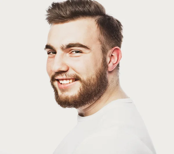Livsstil och människor koncept: närbild porträtt av en lycklig ung man som ler på vit bakgrund — Stockfoto