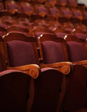 sandalyelere tiyatro, sinema