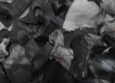 Siyah beyaz kağıt parçalarının tek renkli arkaplanı