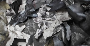 Siyah beyaz kağıt parçalarının tek renkli arkaplanı