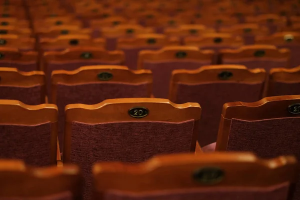 Ponumerowane krzesła teatralne z czerwonym aksamitem — Zdjęcie stockowe
