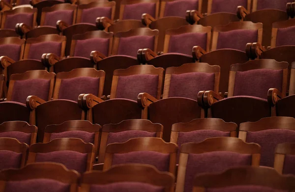 Kırmızı kadifeli numaralandırılmış tiyatro sandalyeleri. — Stok fotoğraf