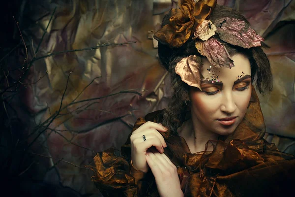 Romantik güzel bir kızın moda portresi. Saç stili, kırmızı dudaklar, sanat elbisesi. Gizemli evdeki prenses. Yaratıcı konsept Bir zamanlar fantezi.